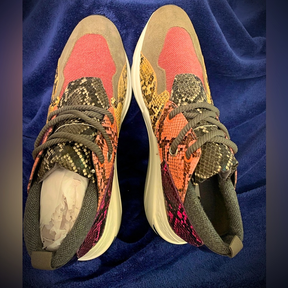 Steve Madden Cliff Snakeskin Sneakers. NWOT. Size 10